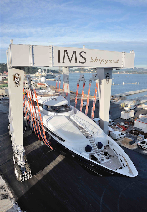Image for article IMS 700 performs first haul-out on Heesen's 43m 'Sister Act'
